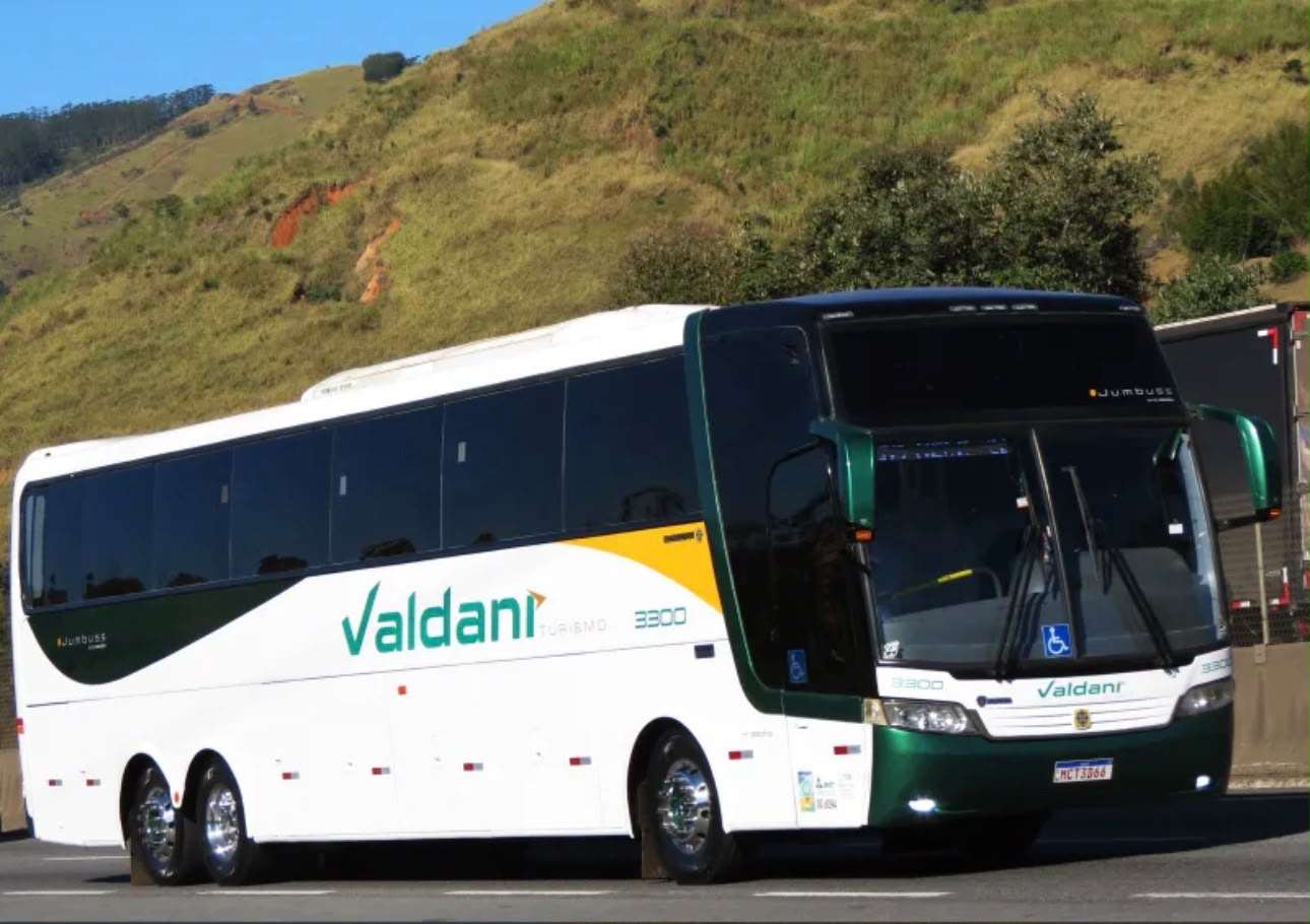 Ônibus da frota Valdani Turismo